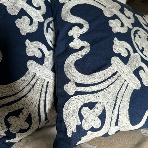 Safavieh Collette Navy and White Square 18” Pillows Beautiful Accent Pillows - Picture 7 of 7